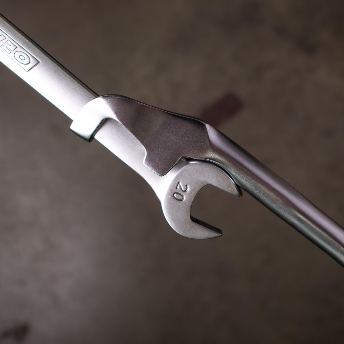 OEMTOOLS wrench extender helps loosen rusted bolts and jammed fasteners.