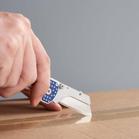 OKNIFE Otacle U1 pocket clip keeps the knife within reach.