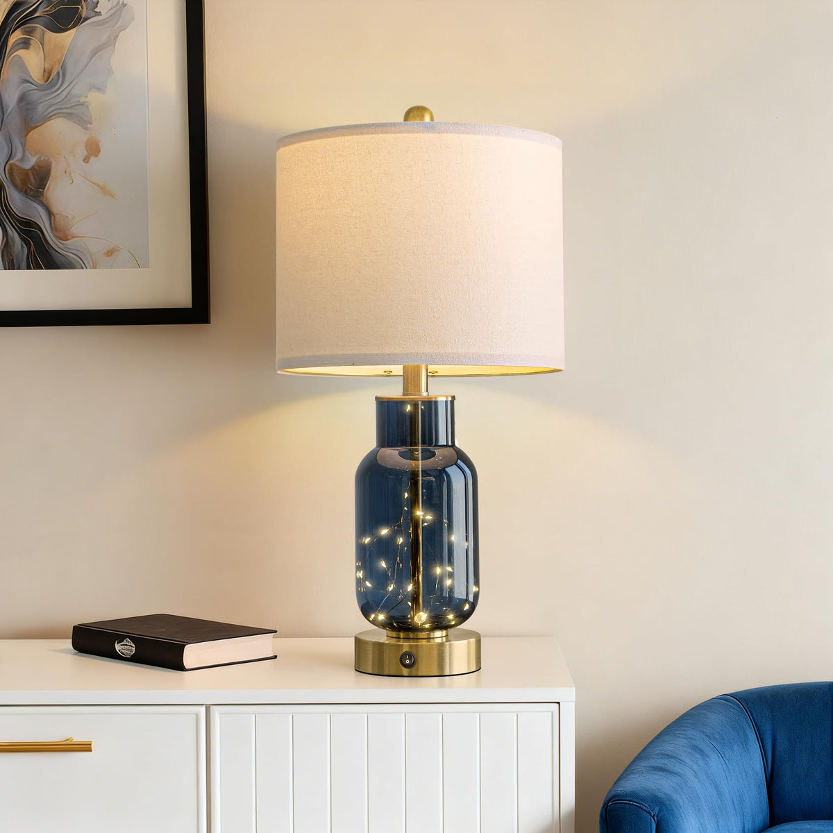 Oneach blue glass lamp body close-up shows clear craftsmanship