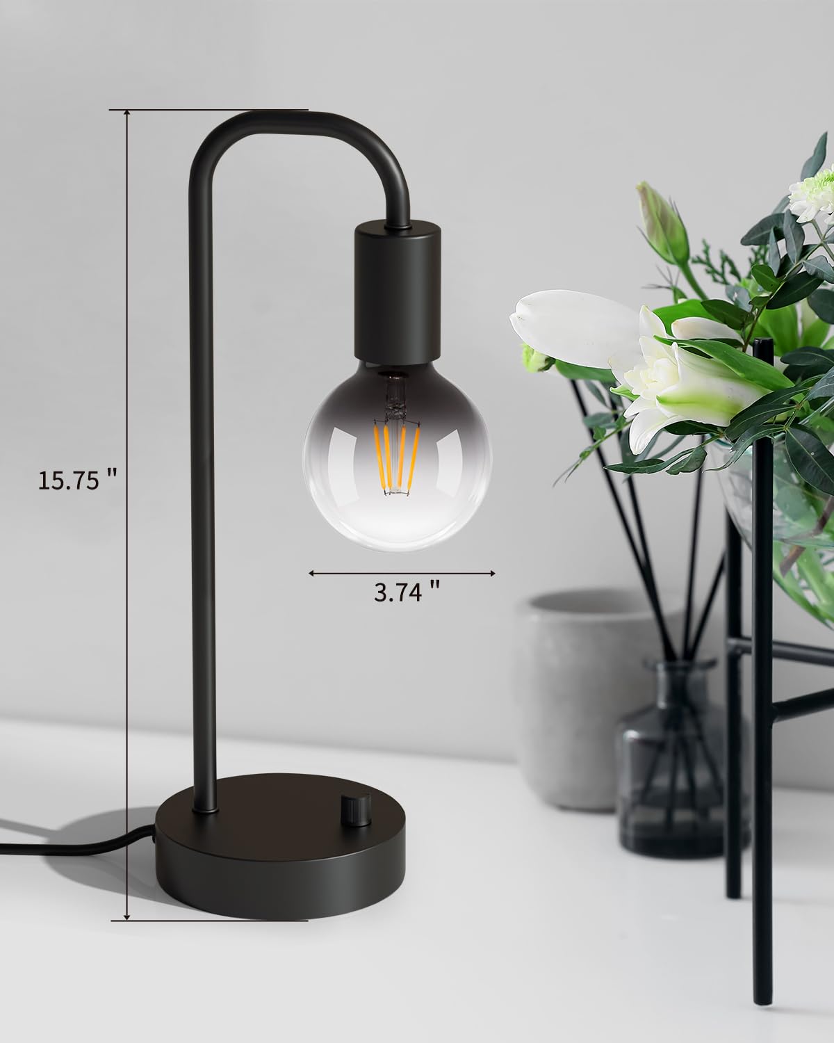 ONEWISH living room lamp provides soft lighting for relaxed reading.
