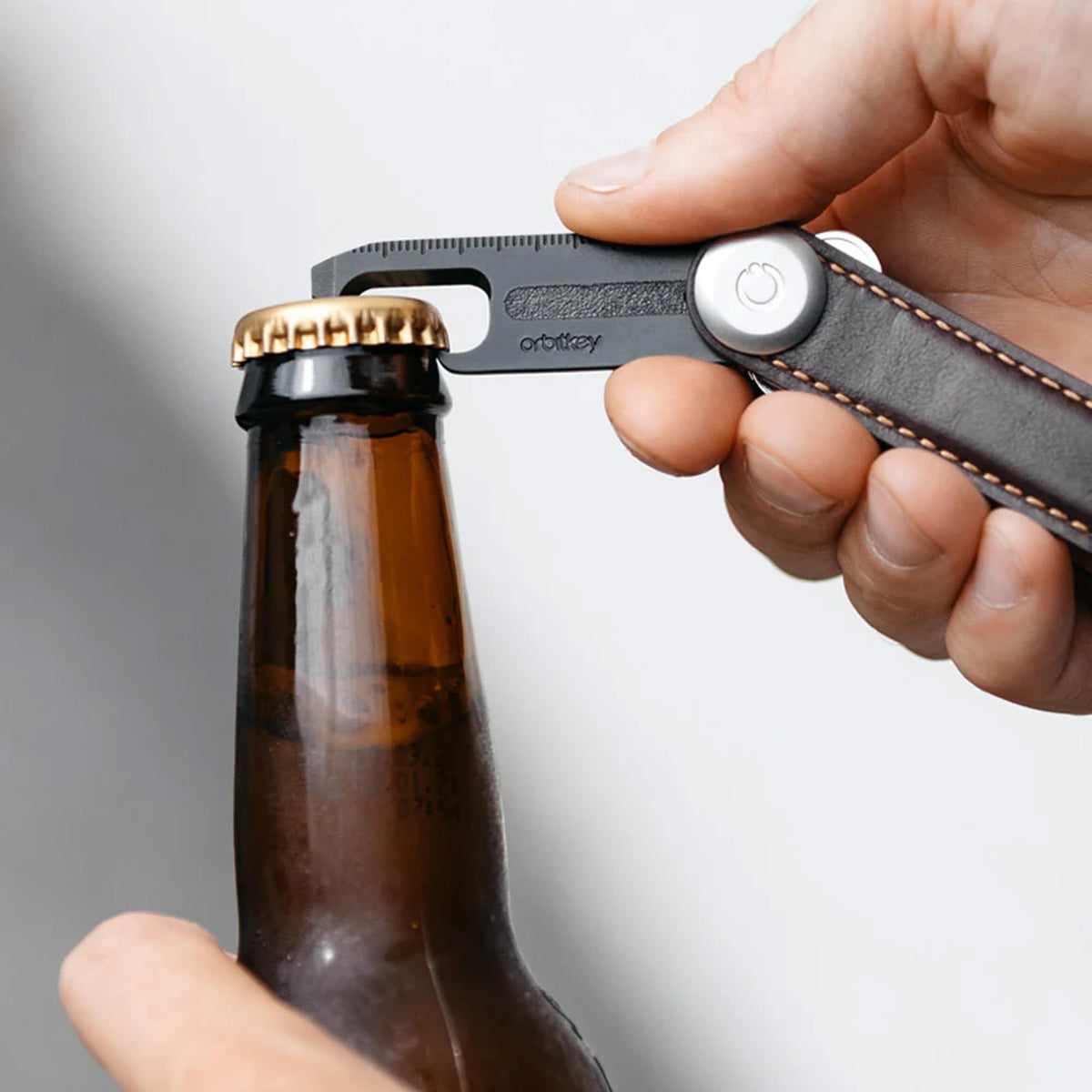 High-quality Orbitkey V2 Black construction supports reliable pocket use.