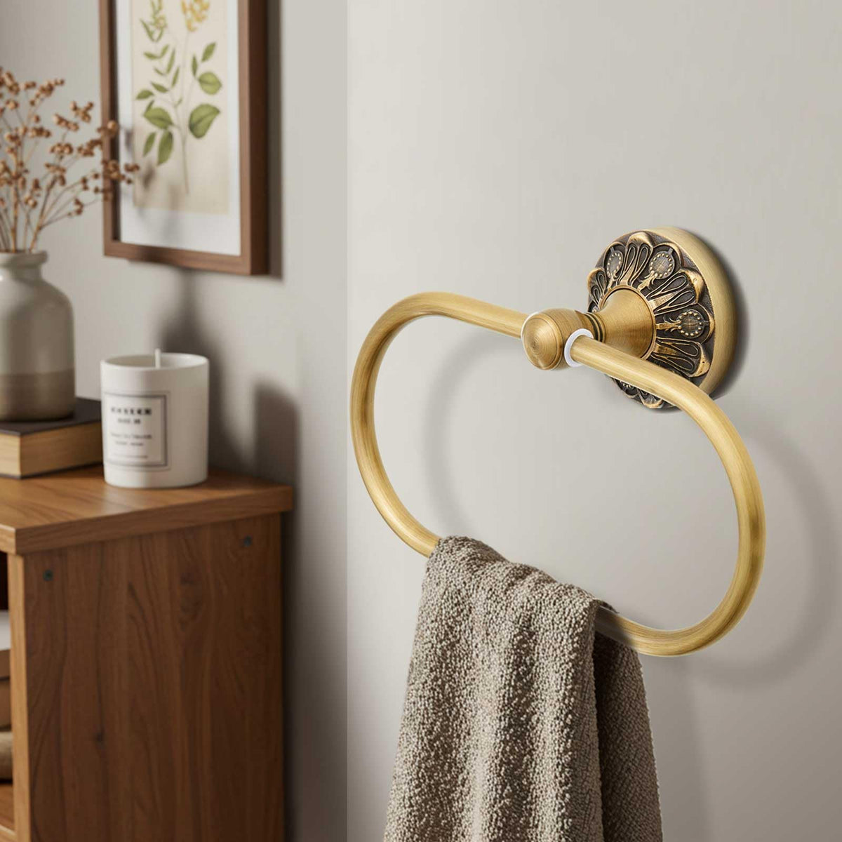 Otoolling wall-mounted brass bathroom hardware adds vintage style and easy cleaning.