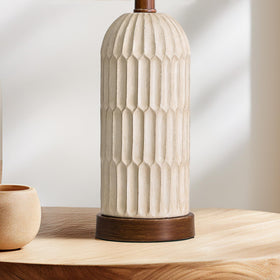 OYEARS 22.5-inch-bedside-lamp design suits bedrooms and living rooms.