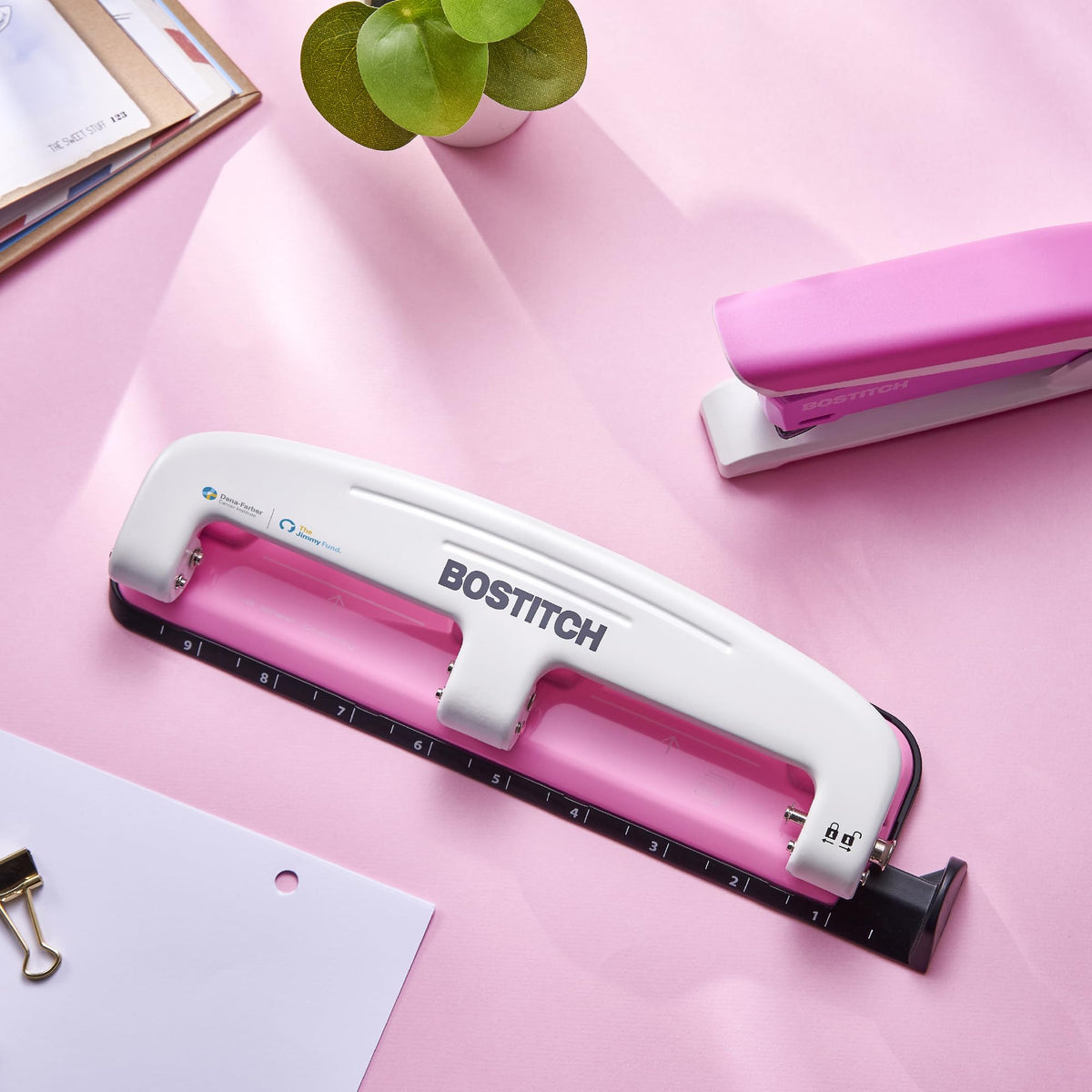 PaperPro inCOURAGE handle lock enables compact storage.