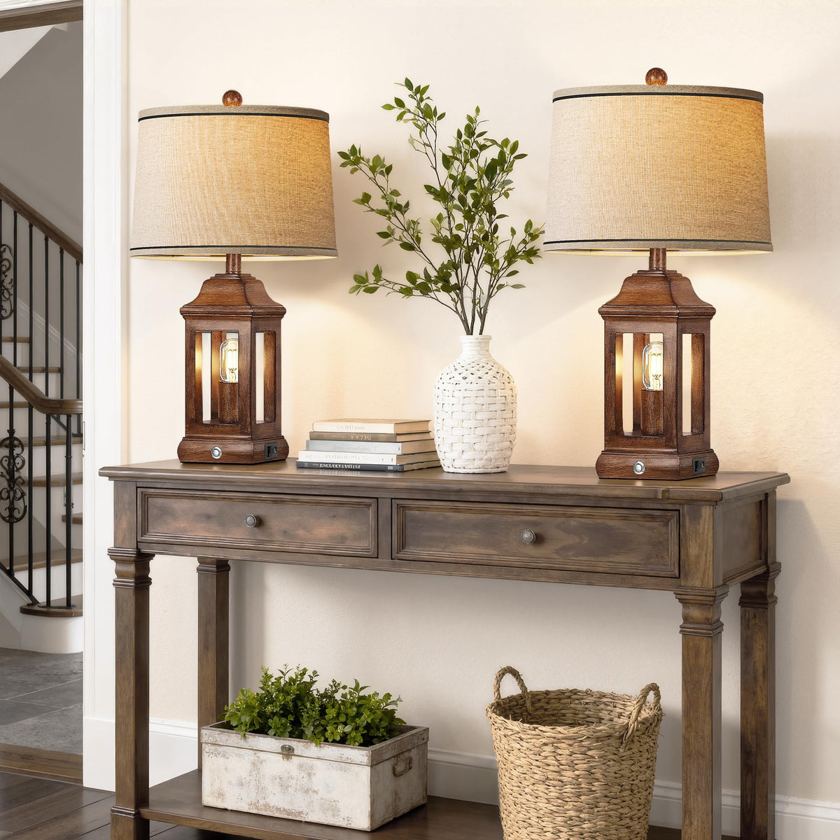 Partphoner warm glow creates inviting bedroom atmosphere.