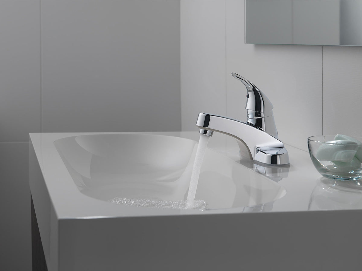 Peerless P131LF handle close-up shows smooth single-handle control.