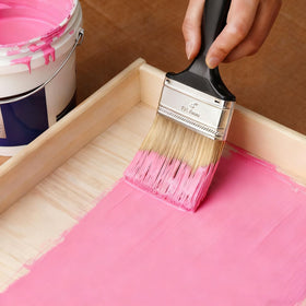 PiuQiuPia plastic handle durable brush for comfortable use.