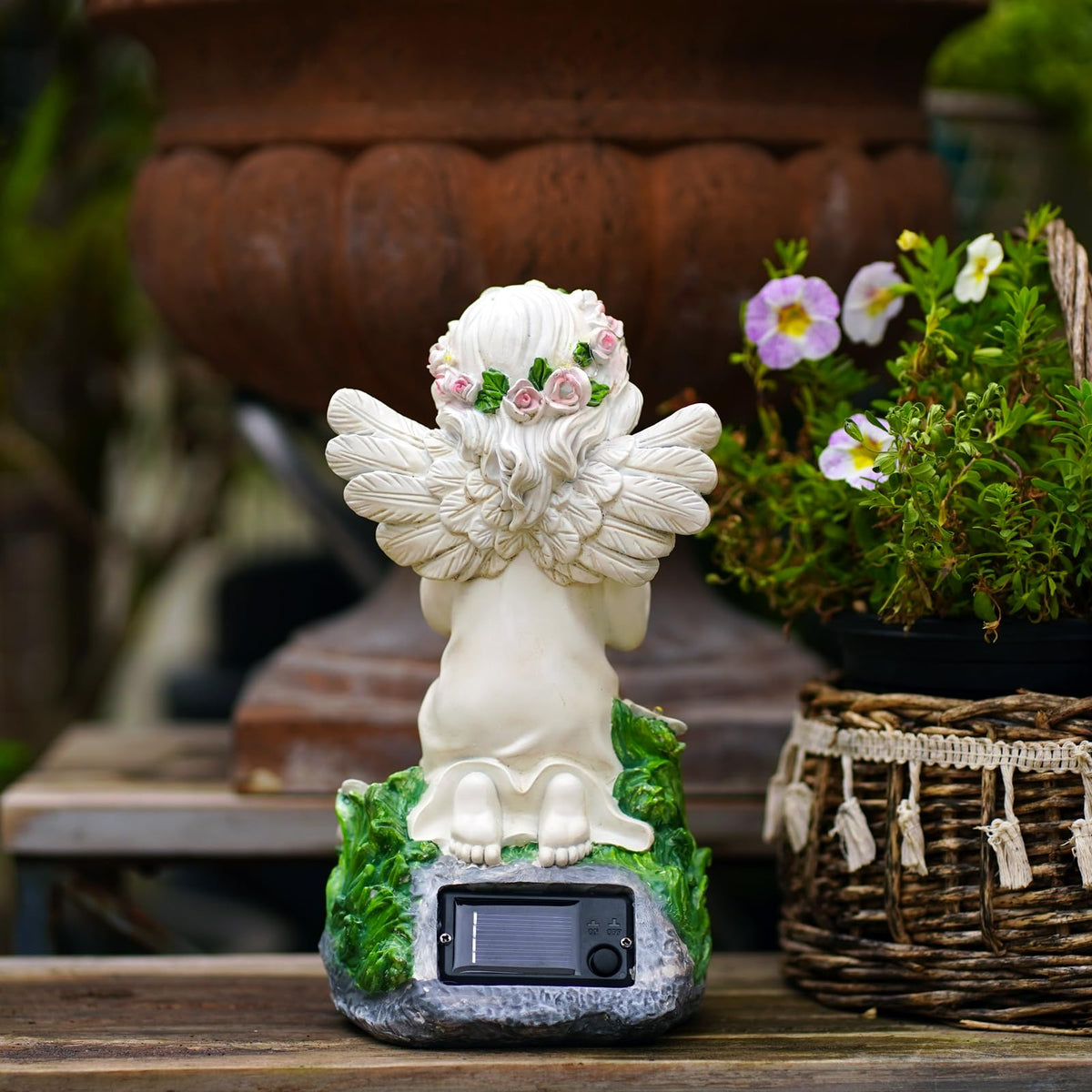 Pohabery IP44 waterproof statue endures weather including sun and rain.