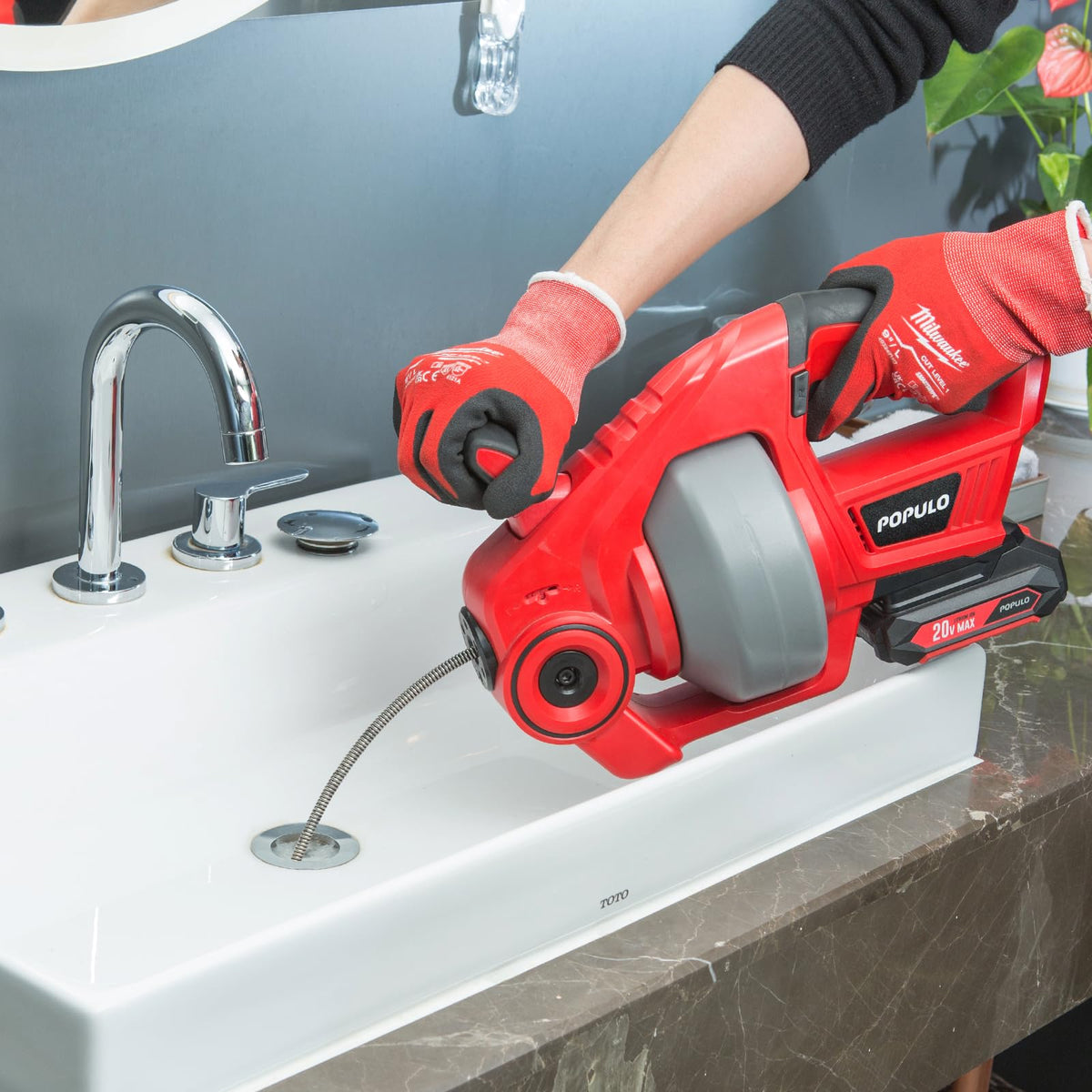 POPULO rear drain port reduces water buildup during operation.