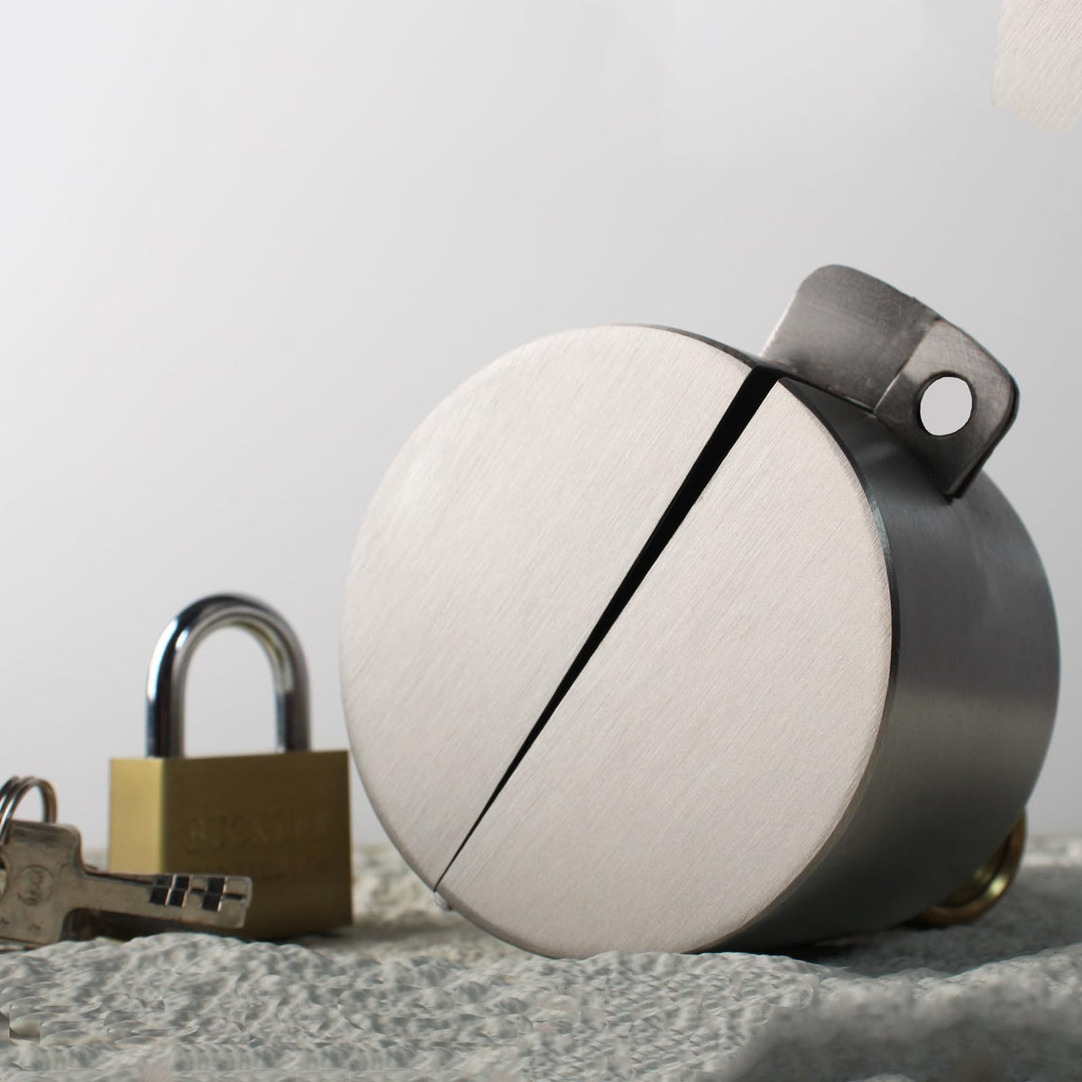 Posnaland lock set includes four keys for easy access control across properties.