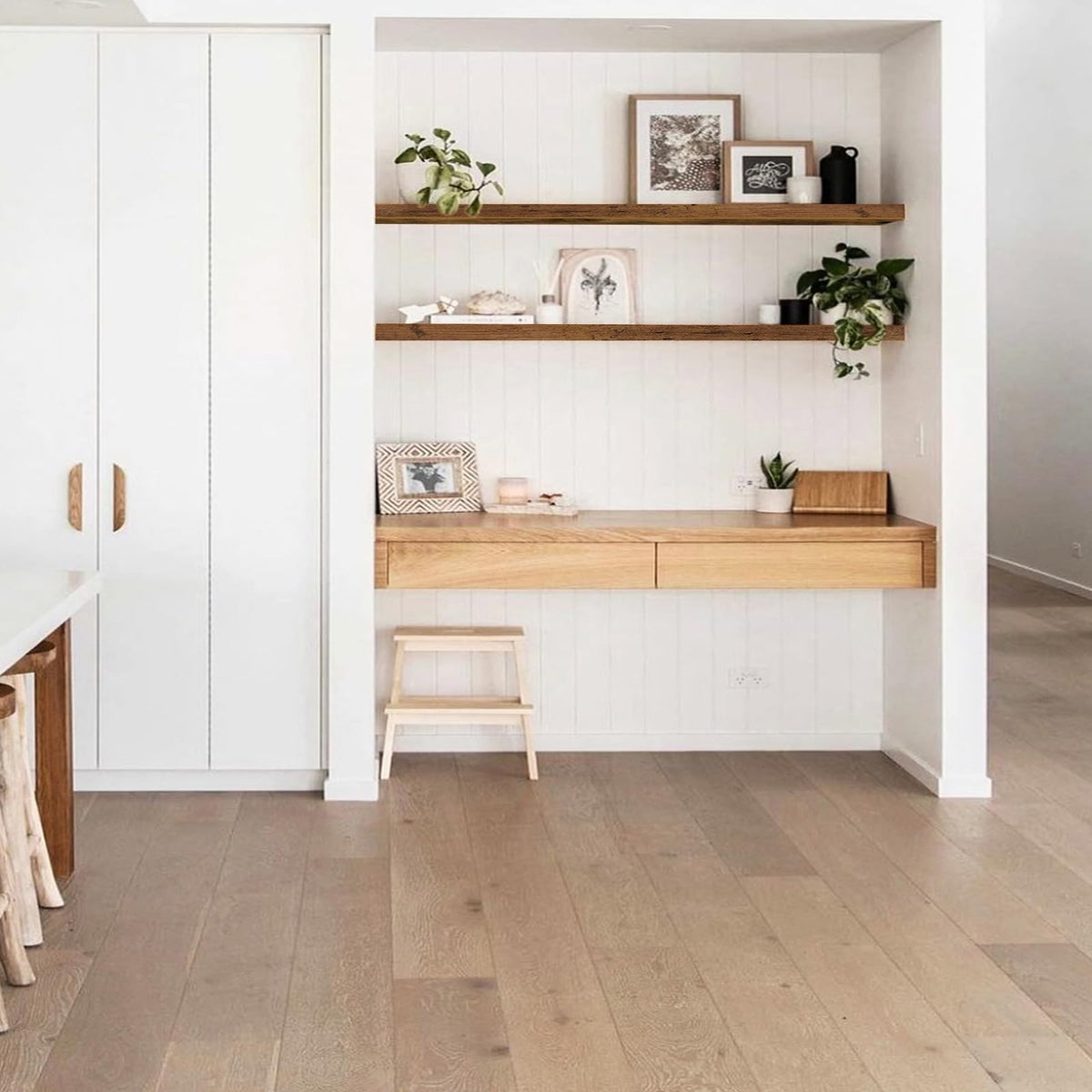 QEEIG shelves quick, tool-free assembly with detailed step-by-step instructions