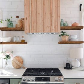 QEEIG shelves used in bathroom corner with towels
