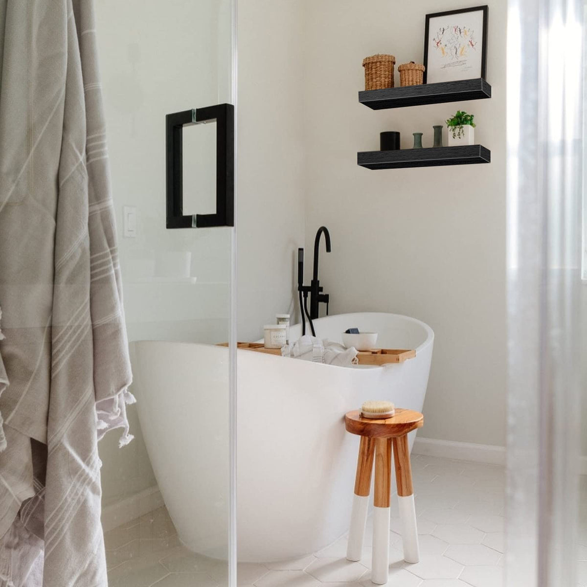 QEEIG wall decor above toilet creates functional display space