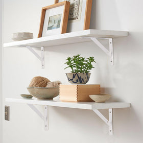 QIWUHAI floating-shelf-look hides bracket under board for a clean appearance.