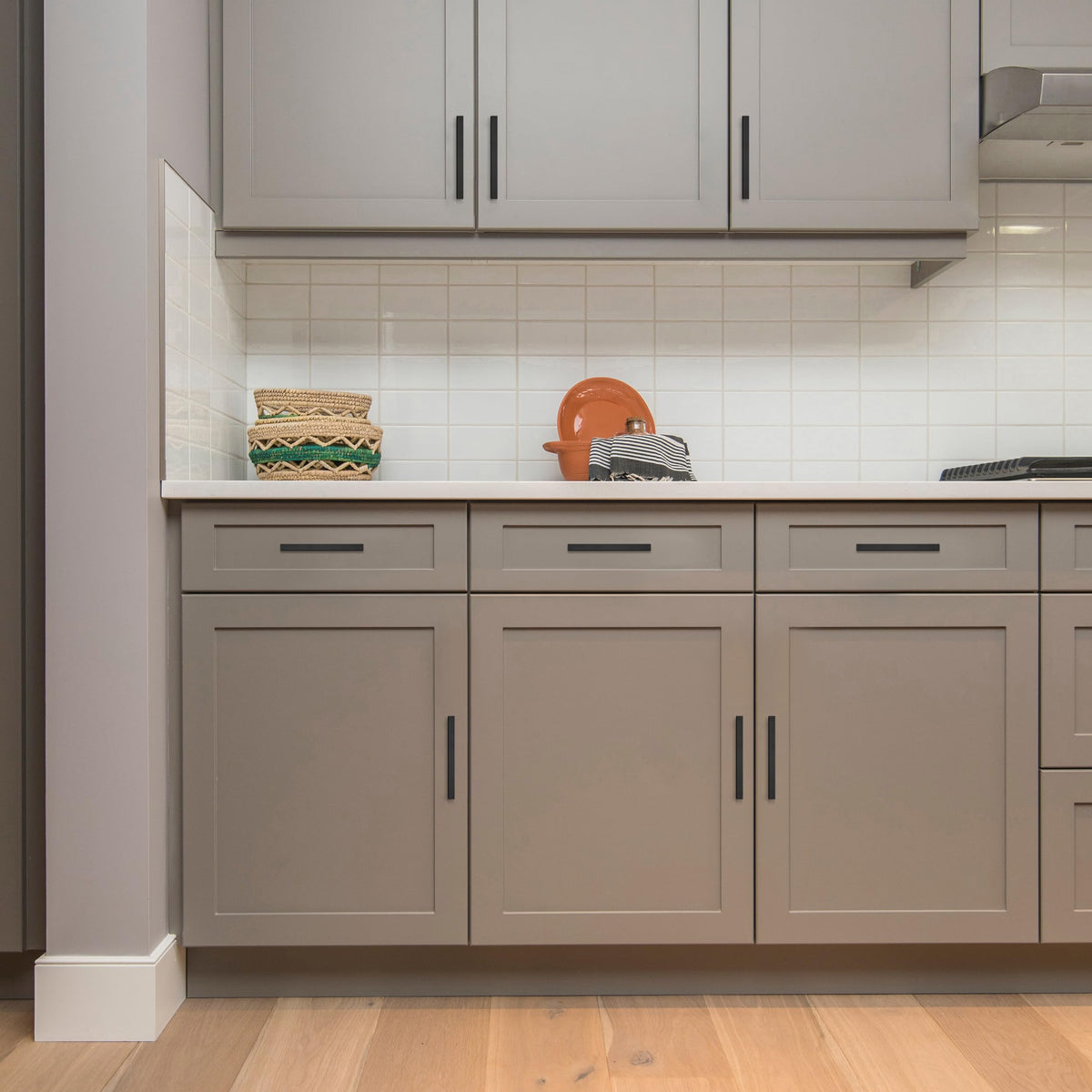 Ravinte assembly-ready hardware in a 10-pack for quick updates.