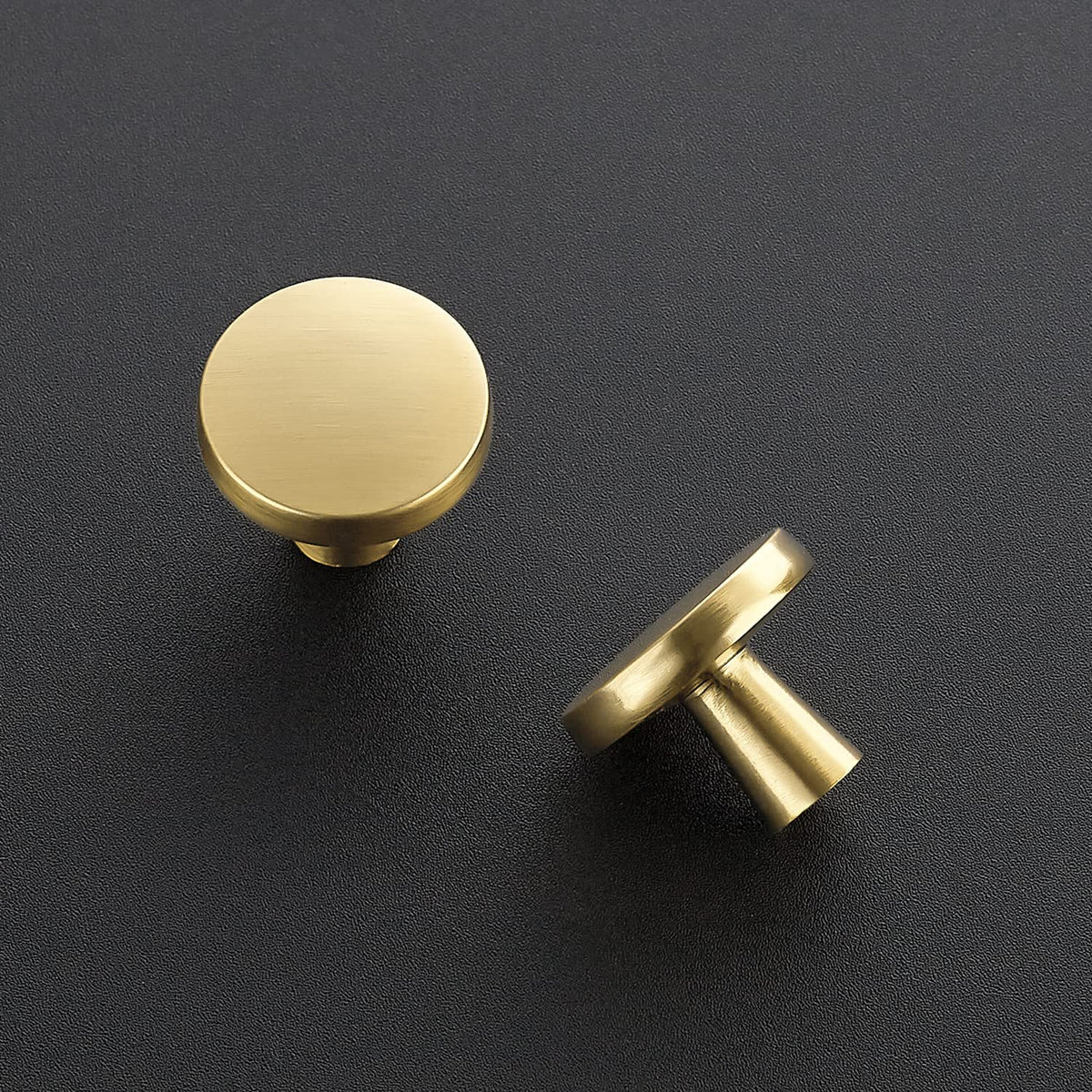 Close-up of Ravinte knob detailing the brushed brass surface.