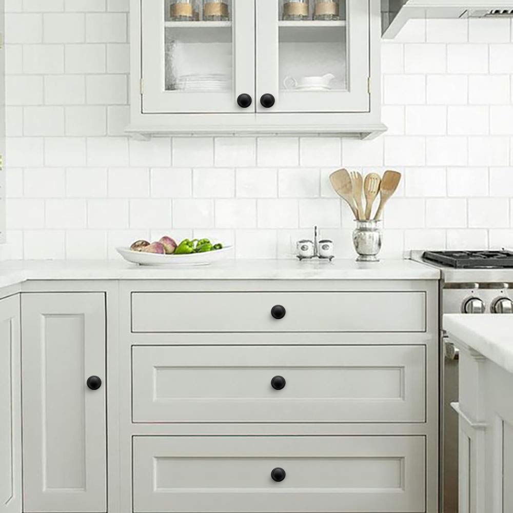 Ravinte knob close-up shows matte black finish and easy-to-clean surface.