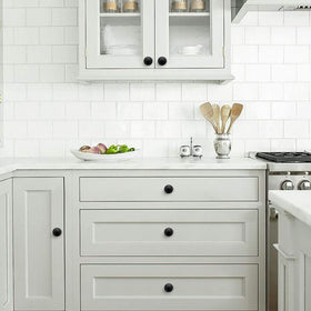 Ravinte knob close-up shows matte black finish and easy-to-clean surface.