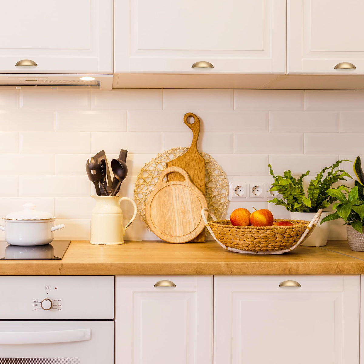 Ravinte kitchen setting with Champagne Bronze pulls, warm metallic accents