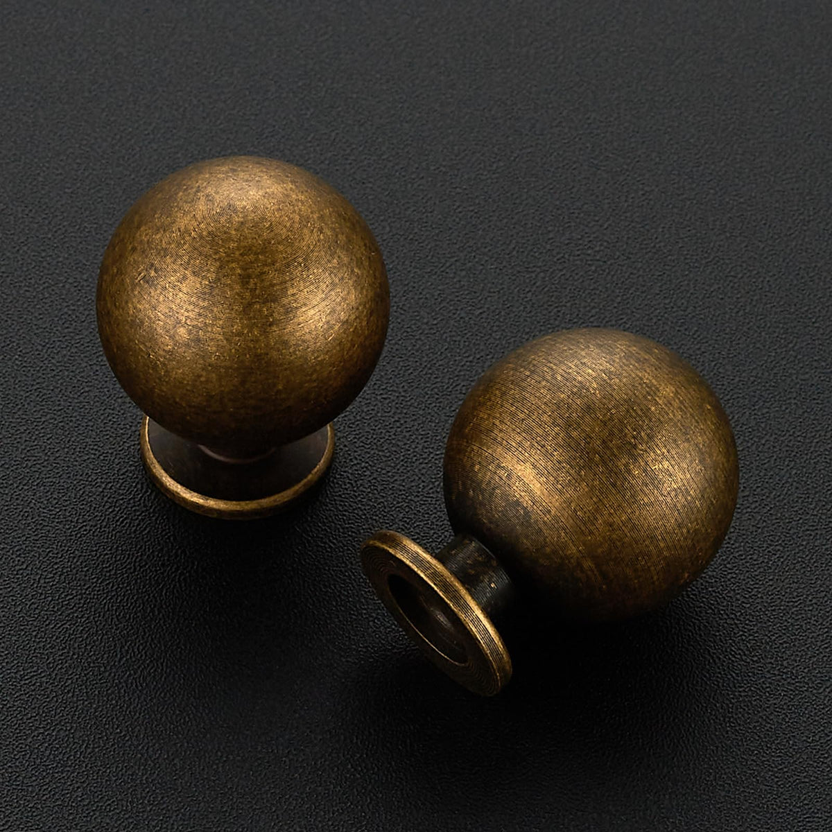 Ravinte Decor round ball knob adds timeless charm to dressers and nightstands.