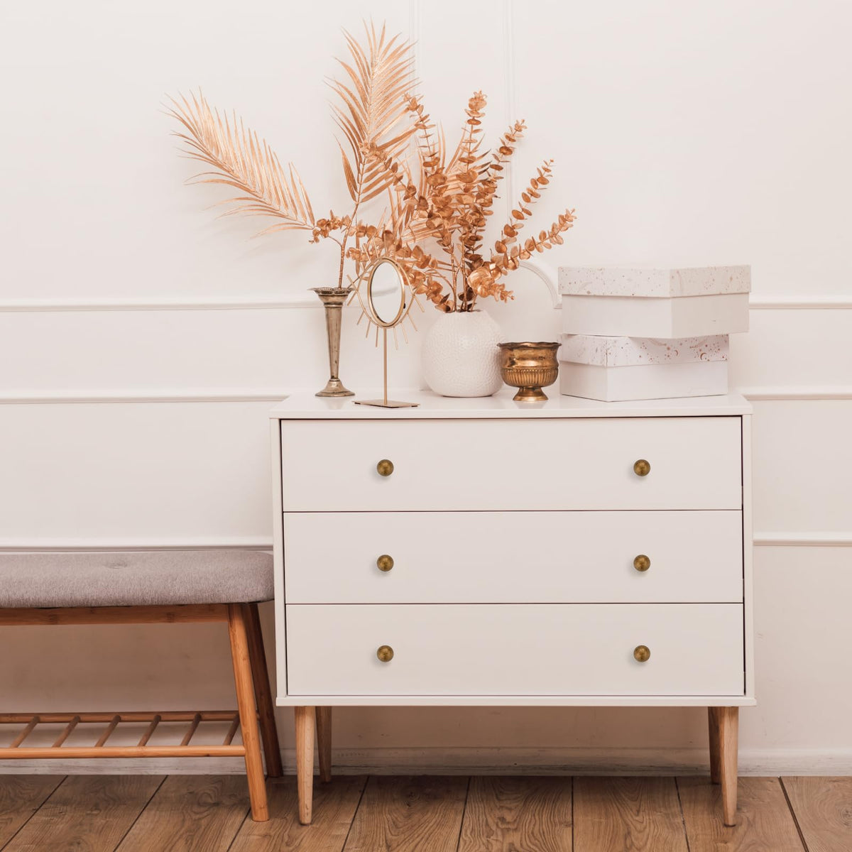 Polished antique brass knob highlighting metal sheen for a versatile look.