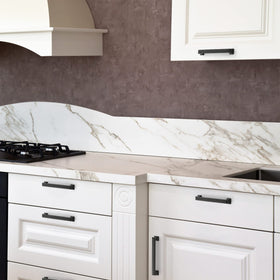 Matte black drawer pulls on dresser with Ravinte hardware