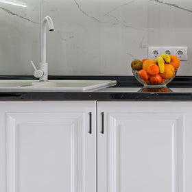 Ravinte simple, modern matte black handles suited to multiple kitchen styles.