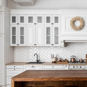 Ravinte smooth polished surface feels refined in hand.