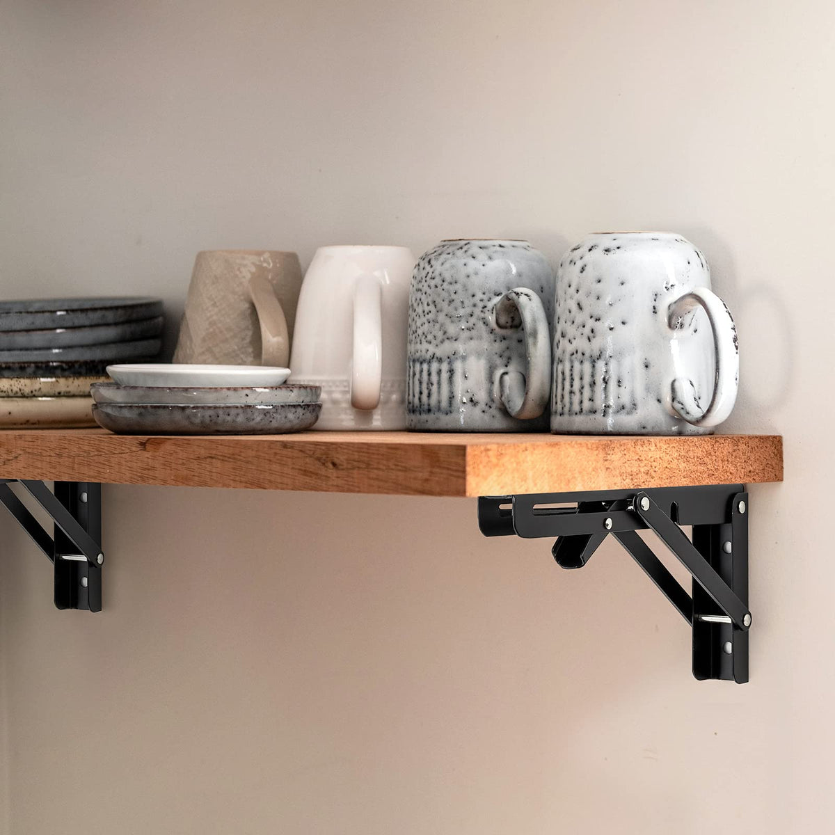 Ravinte triangle-design brackets provide stable support.