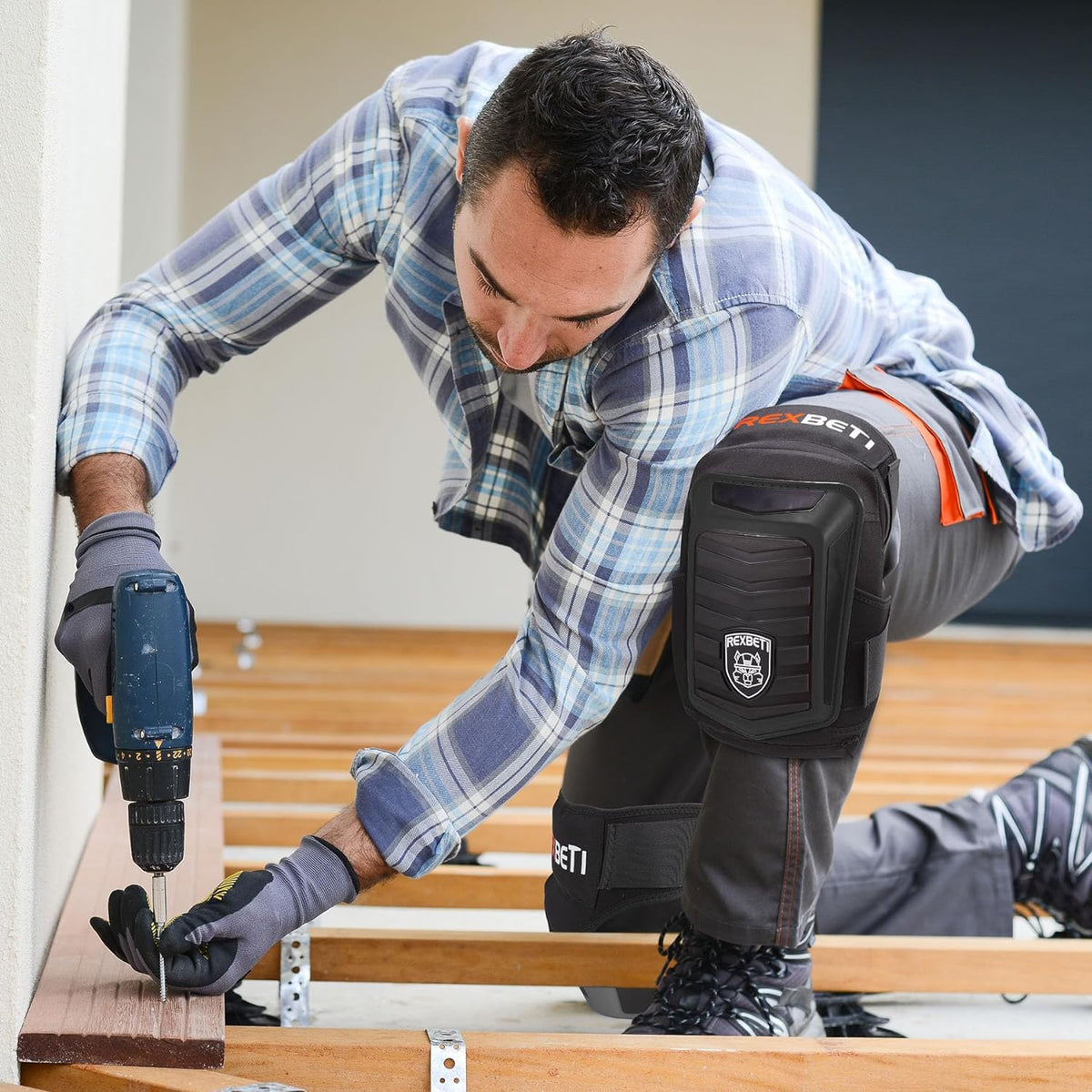 REXBETI knee pads in roofing use for kneeling comfort