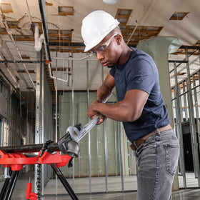 Lightweight aluminum construction of RIDGID 31100 reduces user fatigue.