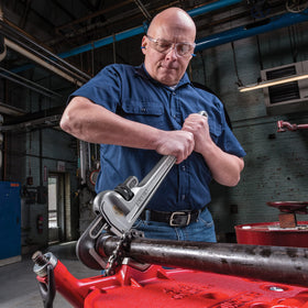 RIDGID 31105 Model 824 self-cleaning threads aid quick adjustments.