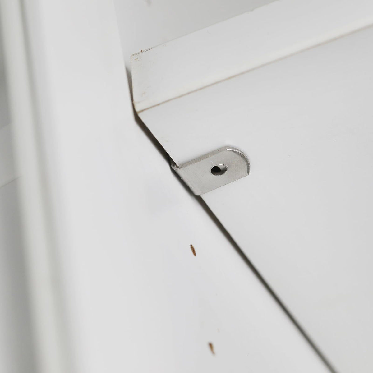 RiseQuintador metal shelf supports with anti-corrosion finish for longevity.