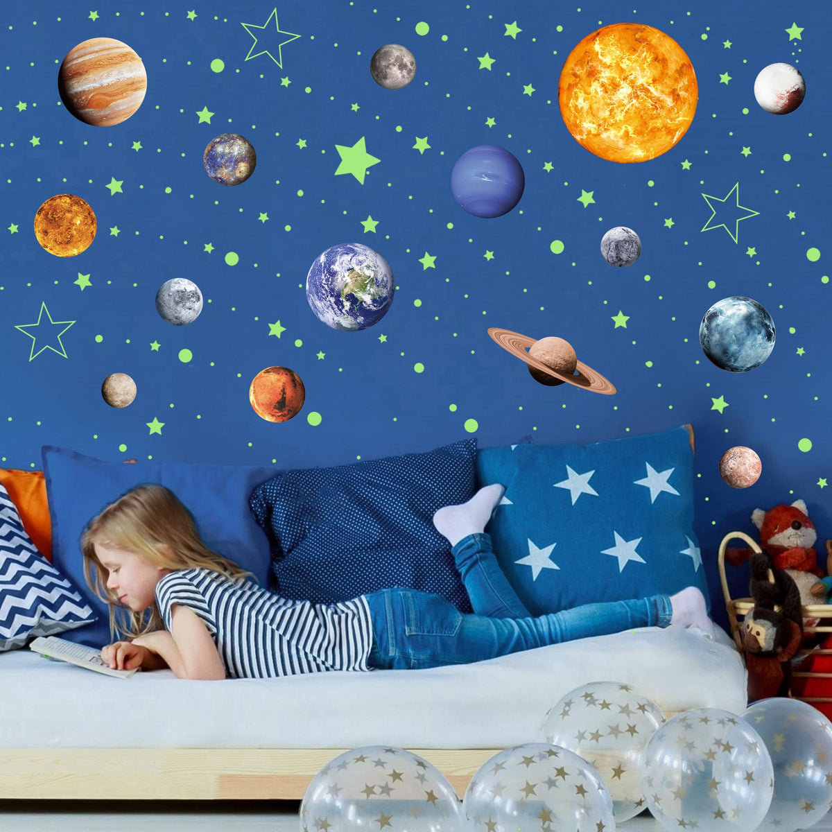 Robmoda easy-apply-wall-decal-kit enables quick decorating.