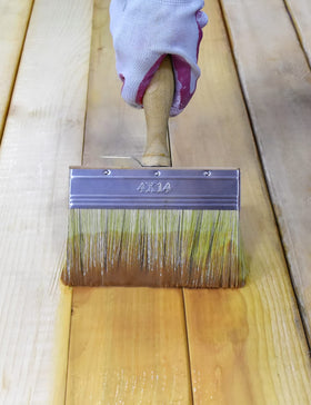 ROLLINGDOG limewash-brush head applying on wood shows even coating potential