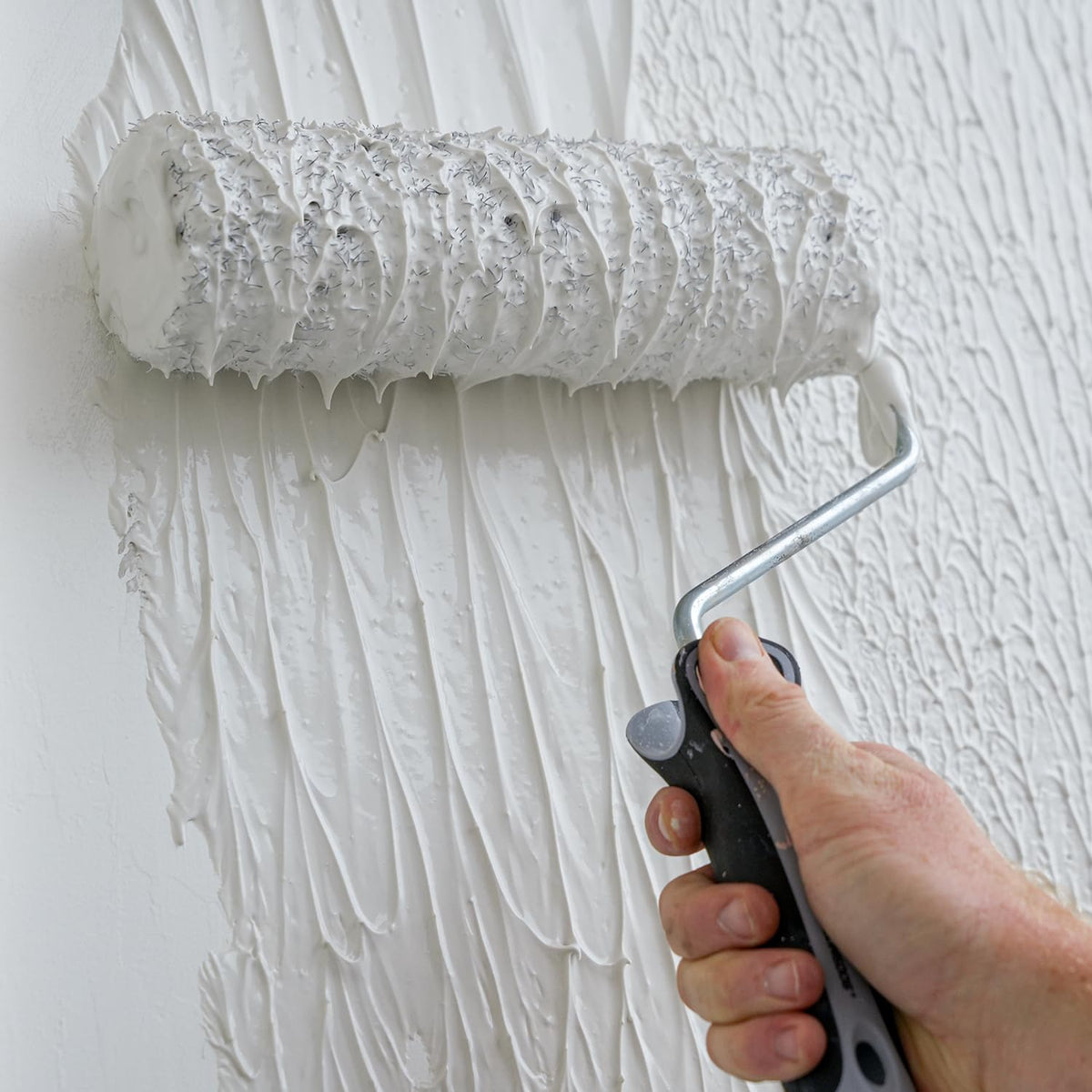 ROLLINGDOG drywall roller nap—precise coat with minimal drips for a professional finish.