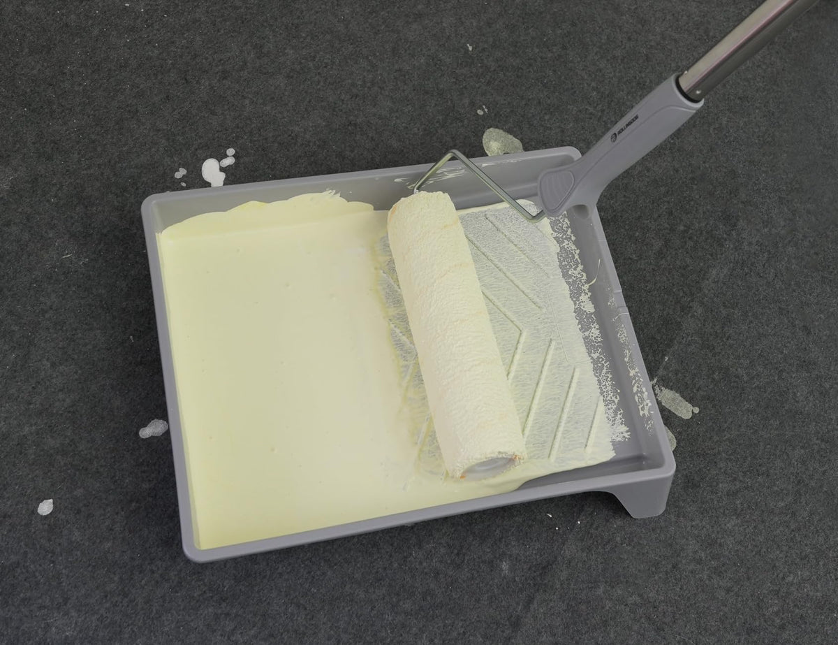 ROLLINGDOG durable plastic tray for easy loading.