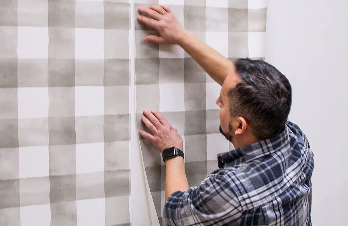 Roman PRO-555 Extreme Tack trowel application on wall demonstrates precise spreading for even coverage.
