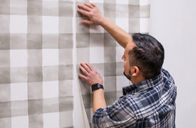 Roman PRO-555 Extreme Tack trowel application on wall demonstrates precise spreading for even coverage.
