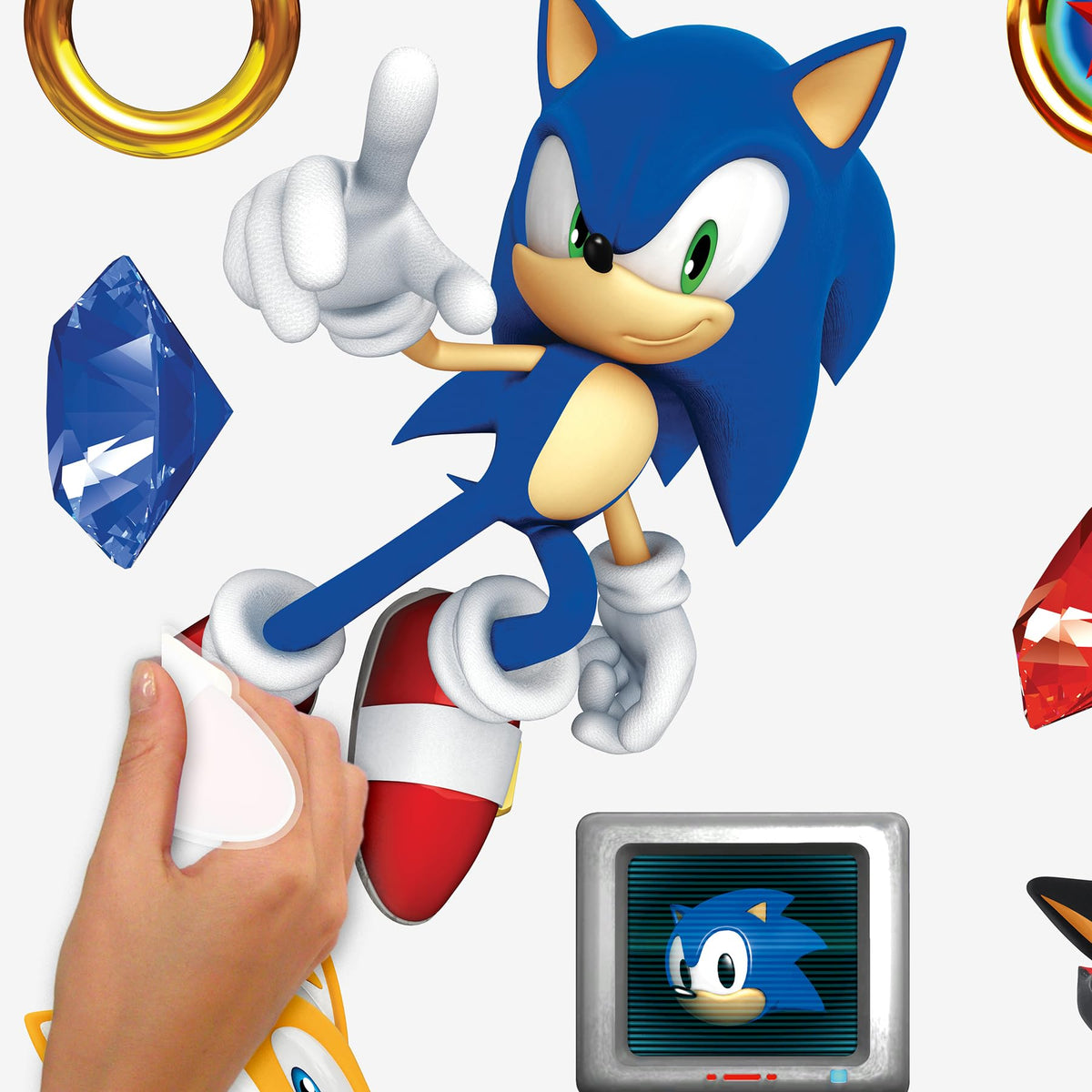 RoomMates Sonic action-poses decal sheet delivering dynamic room accents.