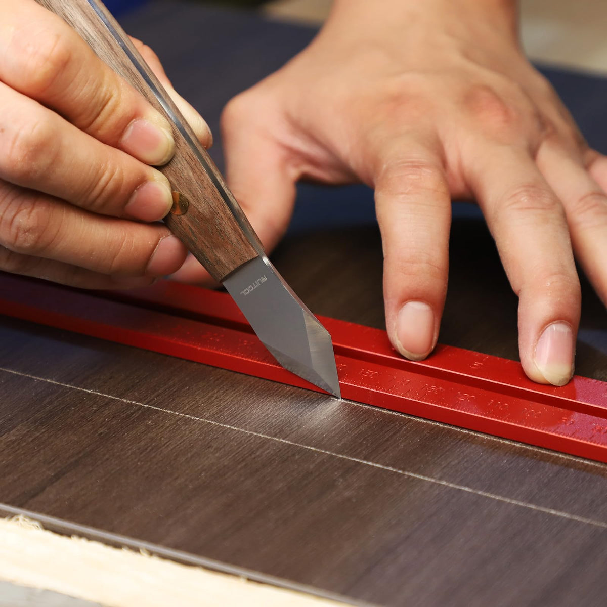 RUITOOL marking knife with dual grooves for left- or right-handed use.