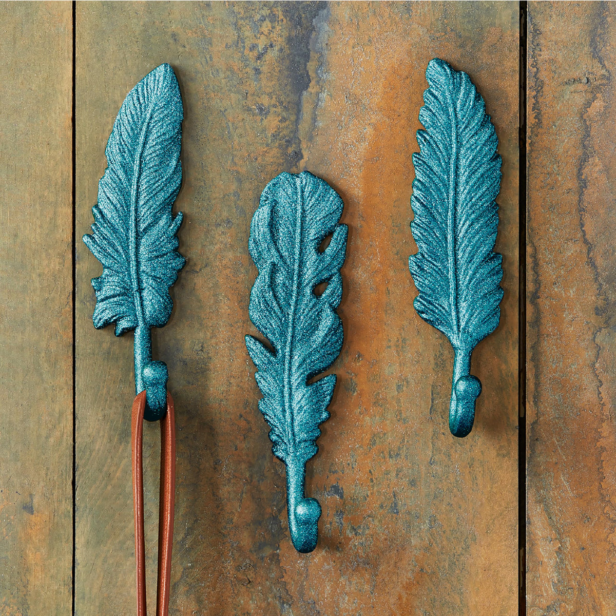 Rust-Oleum Glitter Spray turquoise decoration detail creates radiant shimmer on glass.