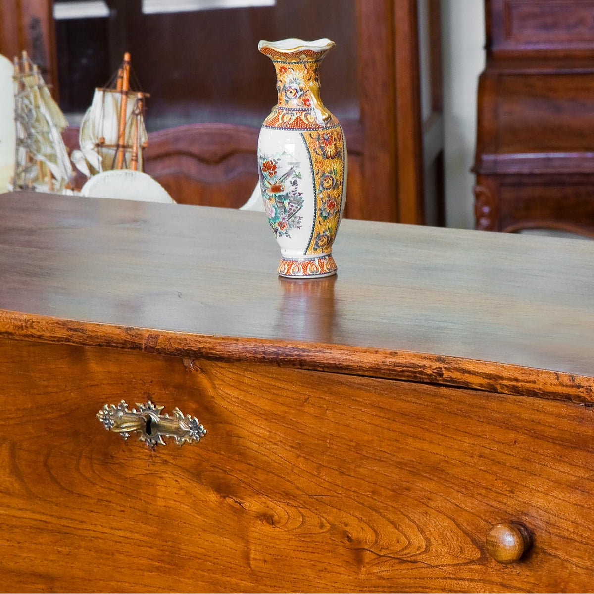Rust-Oleum Lacquer Spray for plaster and ceramic yields a hard-wearing finish.