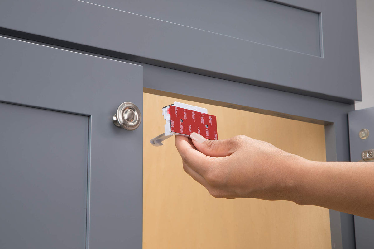 Safety 1st latch mechanism close-up highlights secure closure and resistance.
