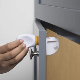 Safety 1st lock disengaged by a push button for temporary access