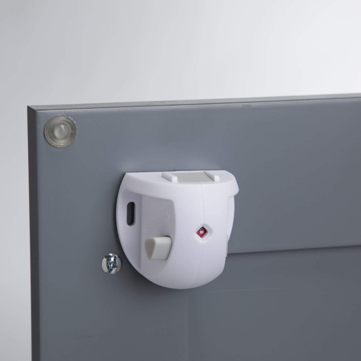 Safety 1st plastic template ensures perfect alignment during installation