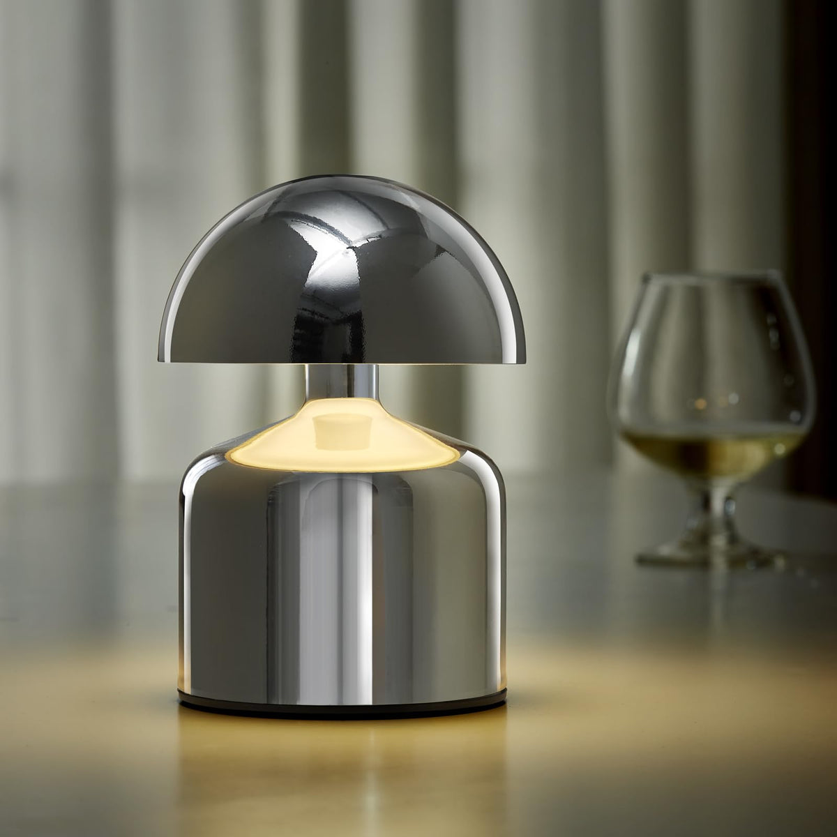 SAIWEYA mushroom lamp close-up showing tactile dimming for ambient control