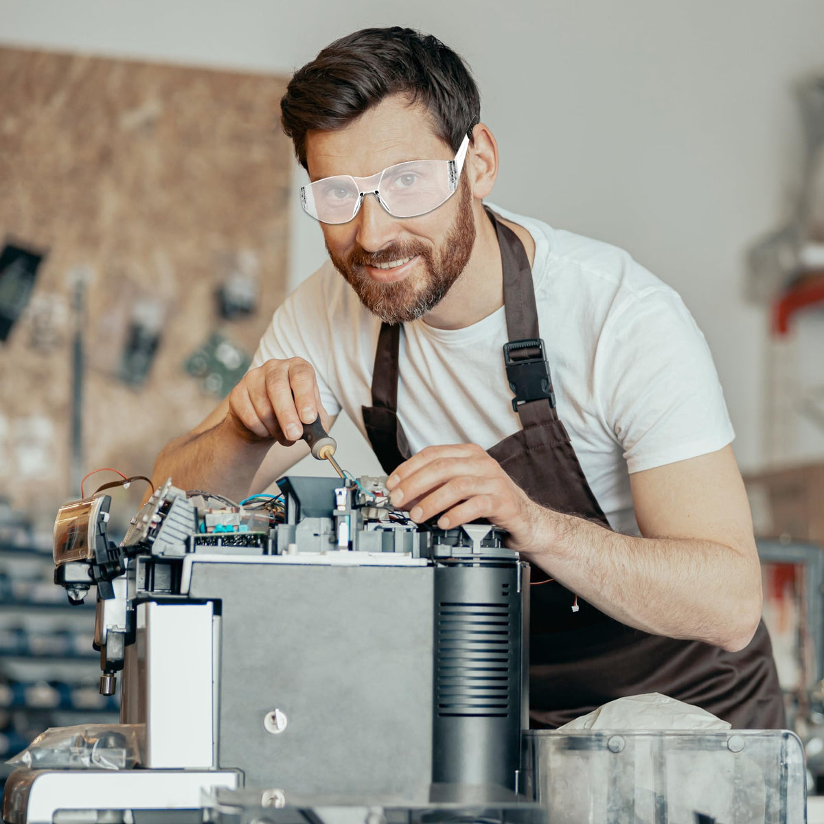 Salfboy lenses protect eyes from dust and splashes in varied tasks.