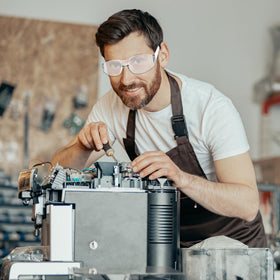Salfboy lenses protect eyes from dust and splashes in varied tasks.