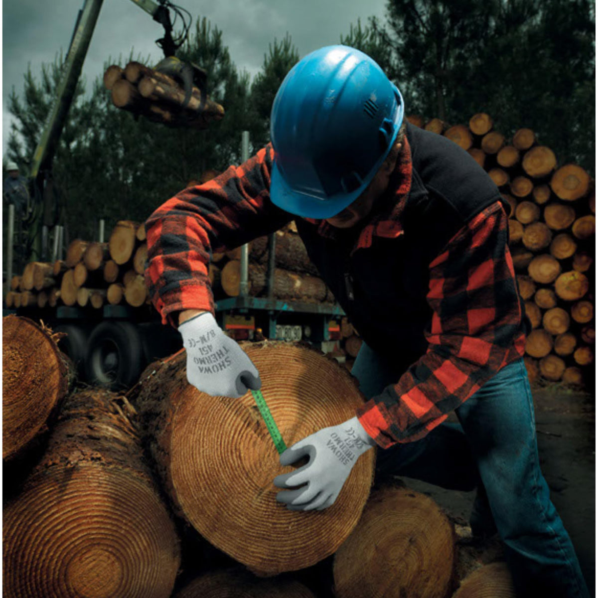 SHOWA Atlas 451 elastic wrist cuff helps keep dirt out during work.
